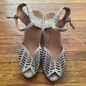 Grey leather sandals with a lightweight feel and a cutout design Size:8M